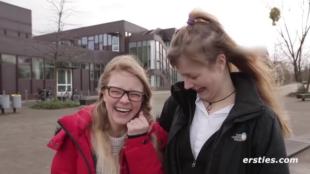 Deutsche Mädels Vergnügen Sich in Einer Bibliothek in Berlin